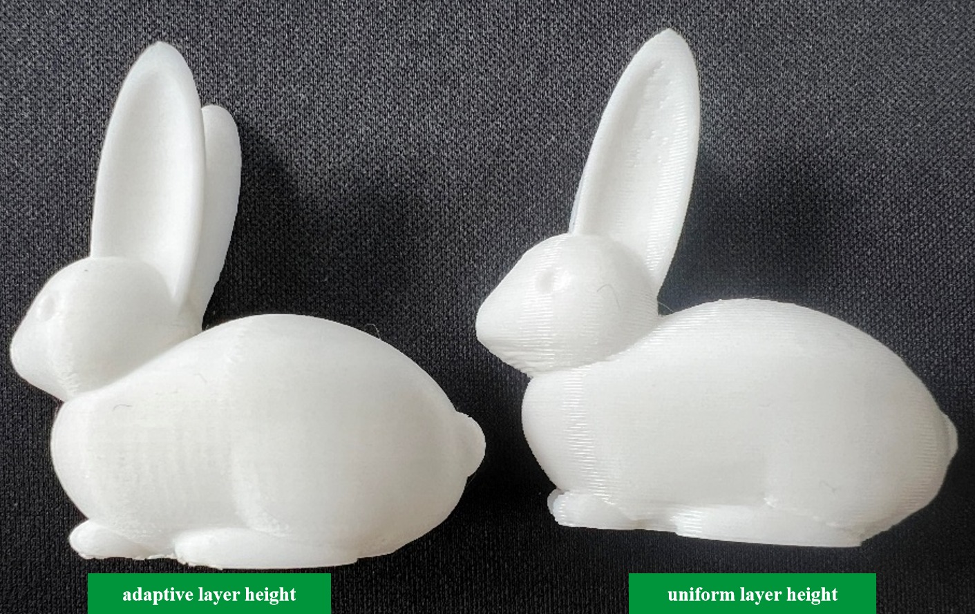 Creality’nin üretici örneğinde adaptif ve sabit katman yüksekliğinin yüzey karşılaştırması. Solda adaptif, sağda sabit katman. Fotoğraflar yazarın kendi baskılarına ait değildir. Kaynak: Creality Wiki, Adaptive Layer Height.